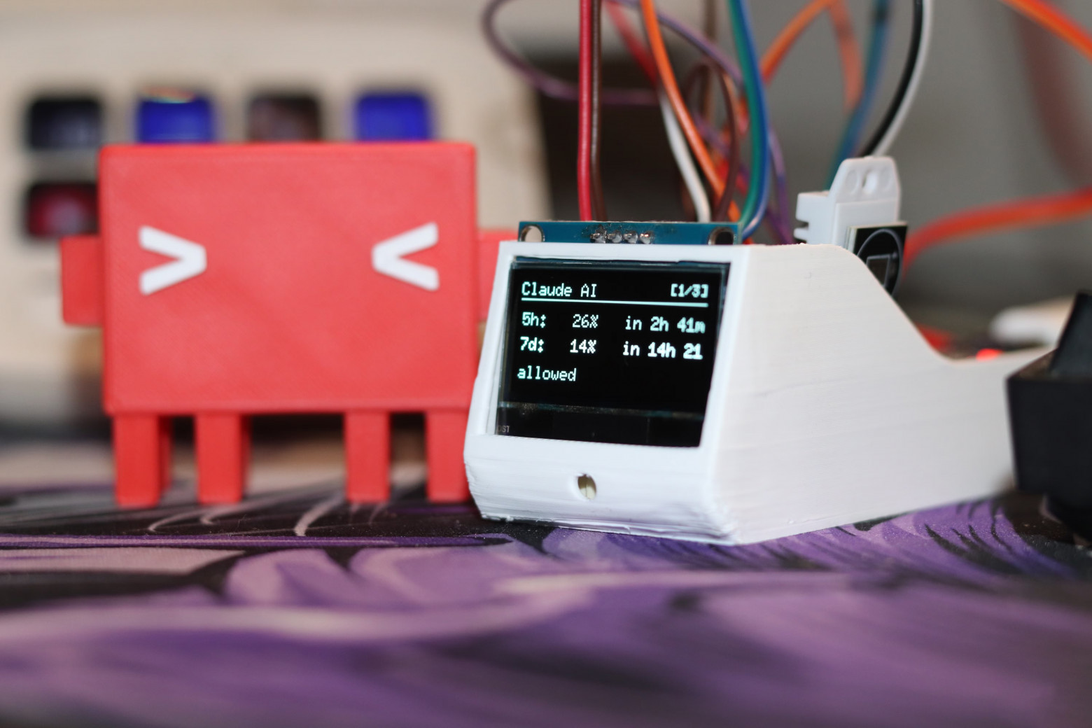 Плата ESP32 с прошивкой, сгенерированной в Claude Code